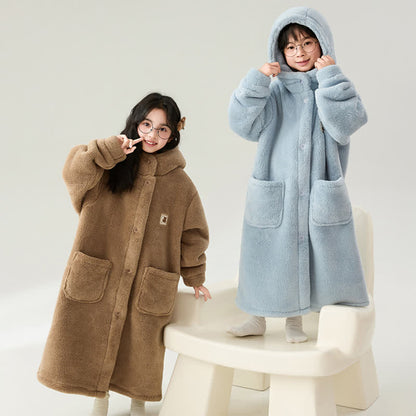 Einfarbiger Kinderbademantel mit Kapuze und Knöpfen - image 0