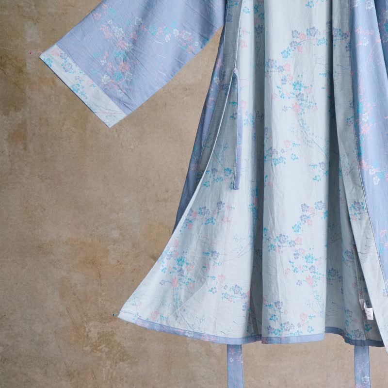 Anmutiger Kimono-Bademantel aus Baumwollgaze mit Pflaumenblütenmuster - image 4