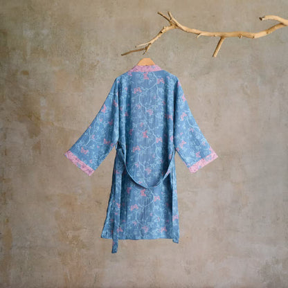Eleganter Kimono-Bademantel aus Baumwollgaze mit Blumenmuster und Schmetterlingsmotiven - image 1