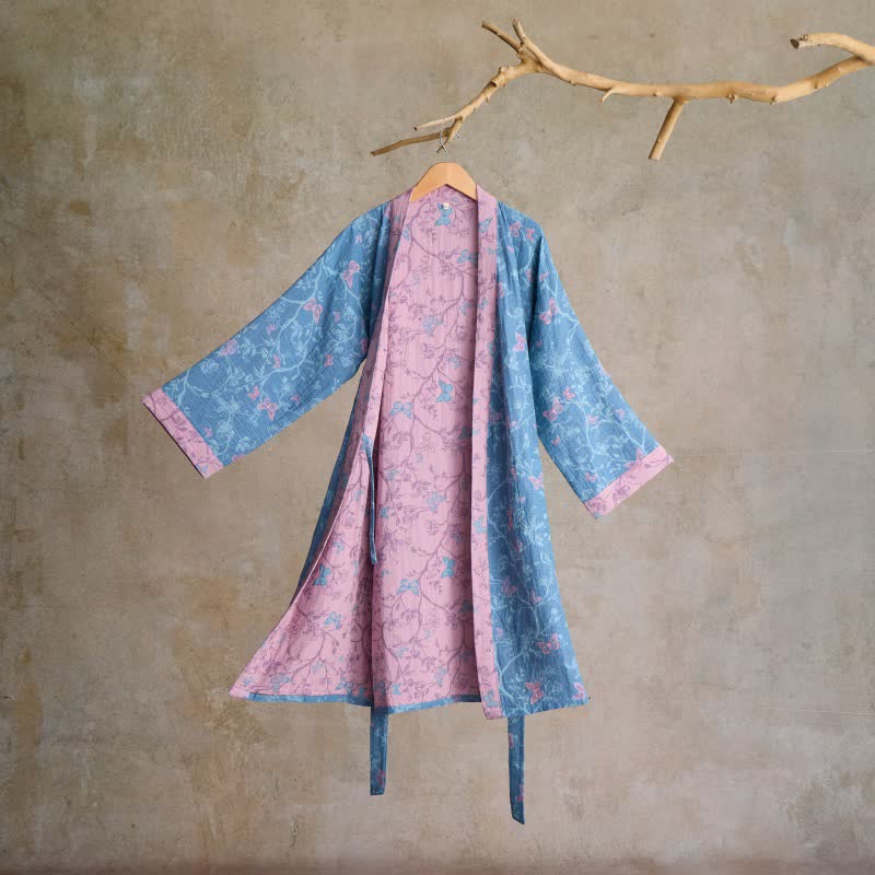 Eleganter Kimono-Bademantel aus Baumwollgaze mit Blumenmuster und Schmetterlingsmotiven - Blau - L - image 0