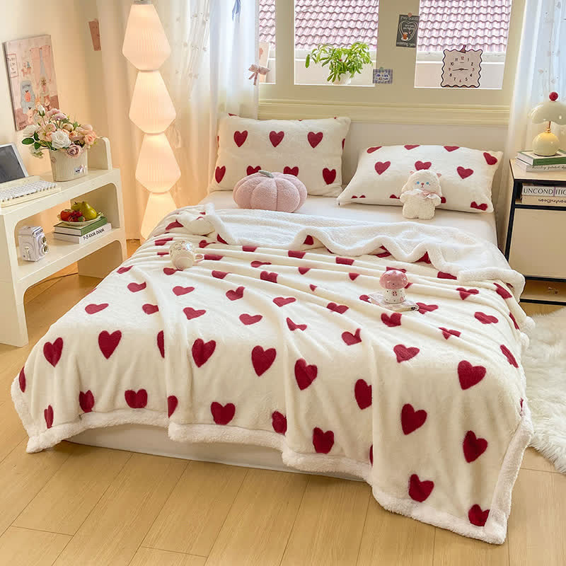 Kuscheldecke mit Herzmuster aus Fleece - image 2
