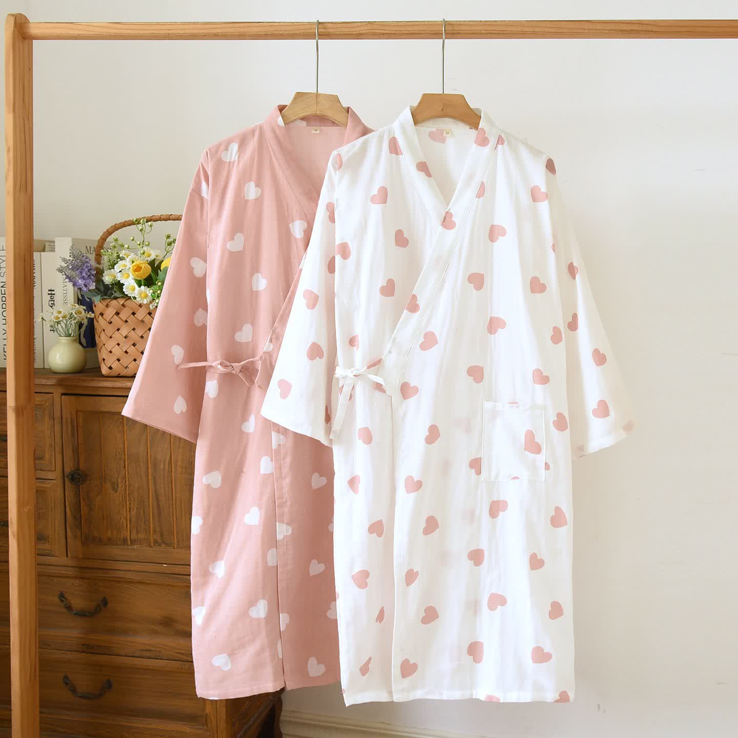 Kimono-Bademantel aus Baumwollgaze mit Herzmotiv - image 1