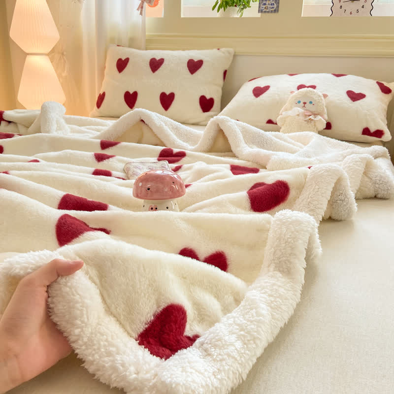 Kuscheldecke mit Herzmuster aus Fleece - image 7