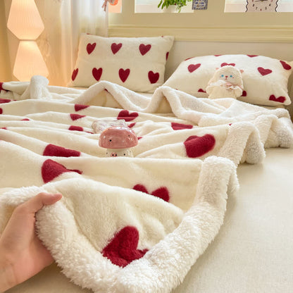Kuscheldecke mit Herzmuster aus Fleece - image 7