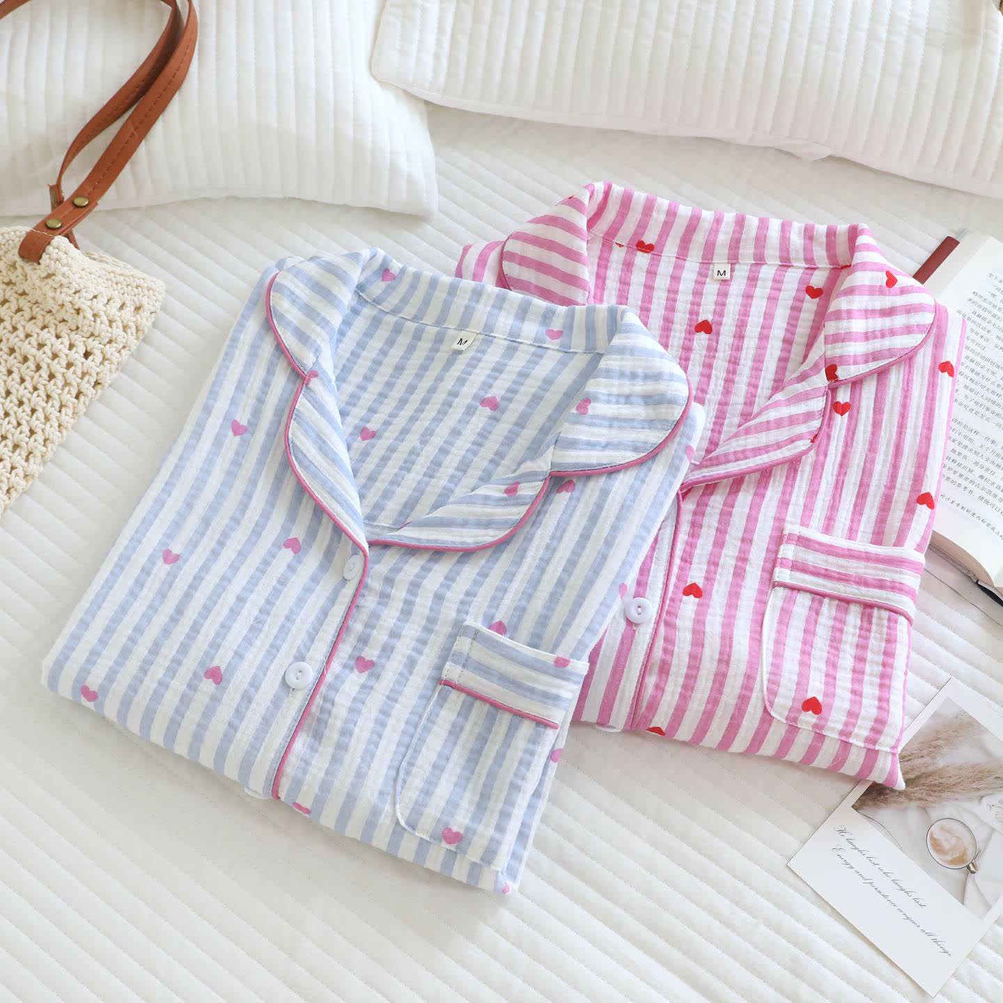 Pyjama-Set aus Baumwollgaze mit Streifen und Herzmuster - image 1