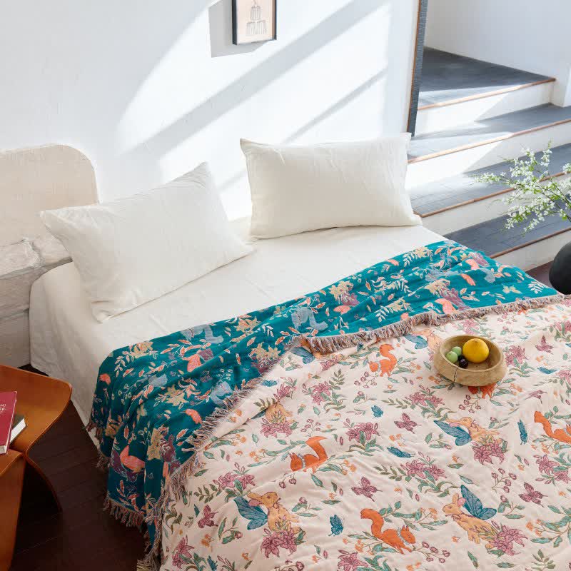 Quilt aus Baumwollgaze mit Eichhörnchen-, Schmetterlings- und Blumenmuster - image 4