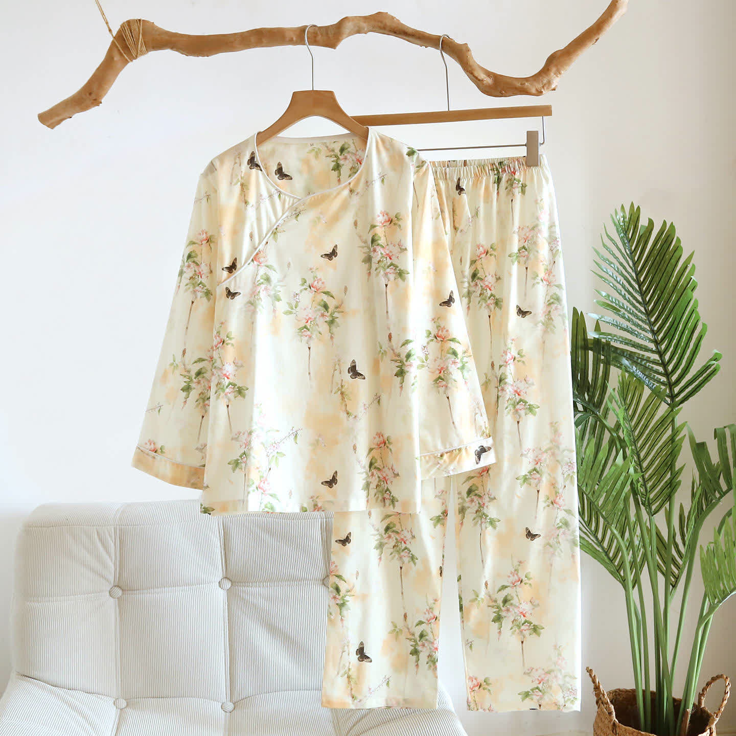Orientalischer Baumwoll-Pyjama-Set mit Blumenmuster und Schmetterlingen - Beige - XL - image 0