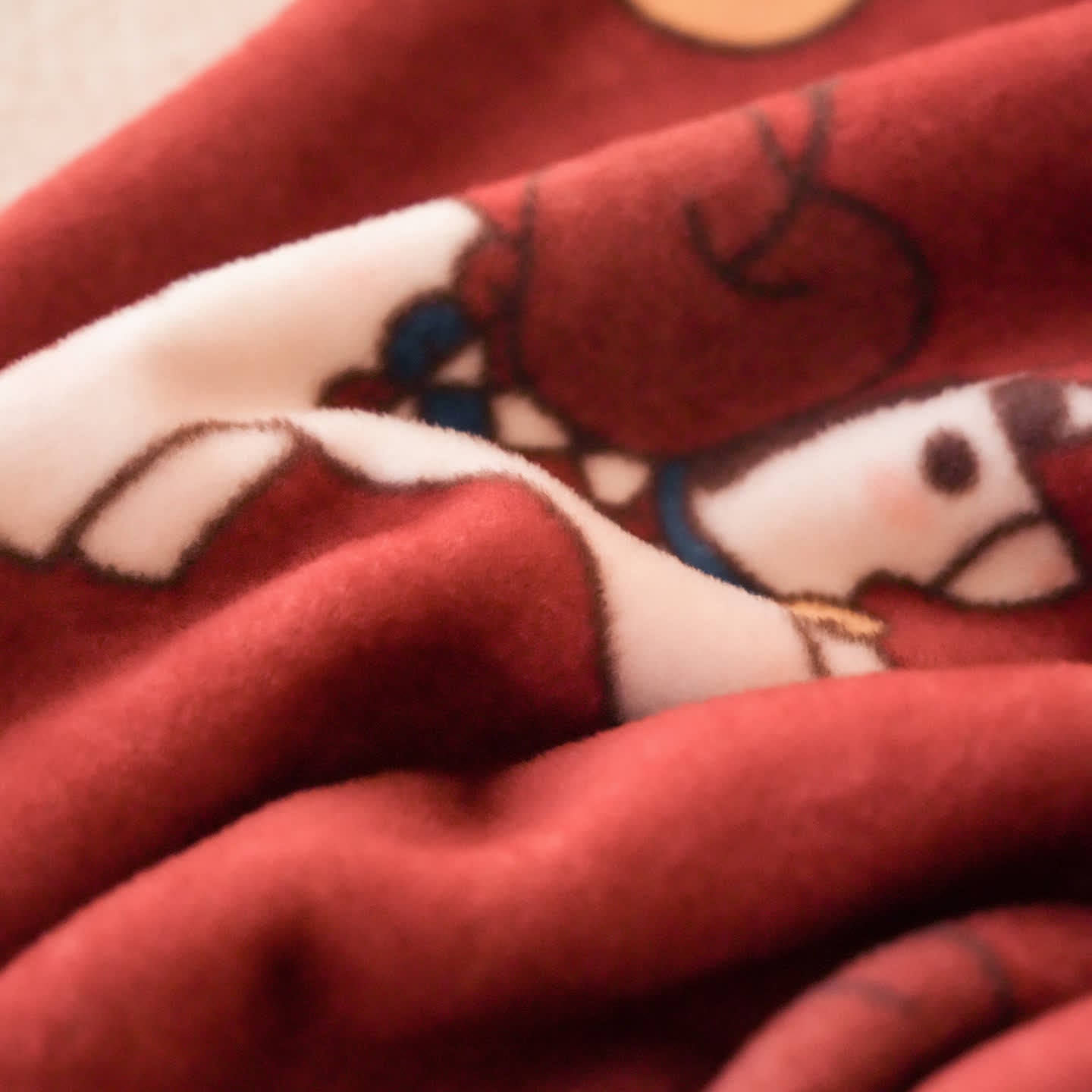 Wendbare Kuscheldecke mit Trojanischem Pferd-Motiv aus Kunstwolle - image 9