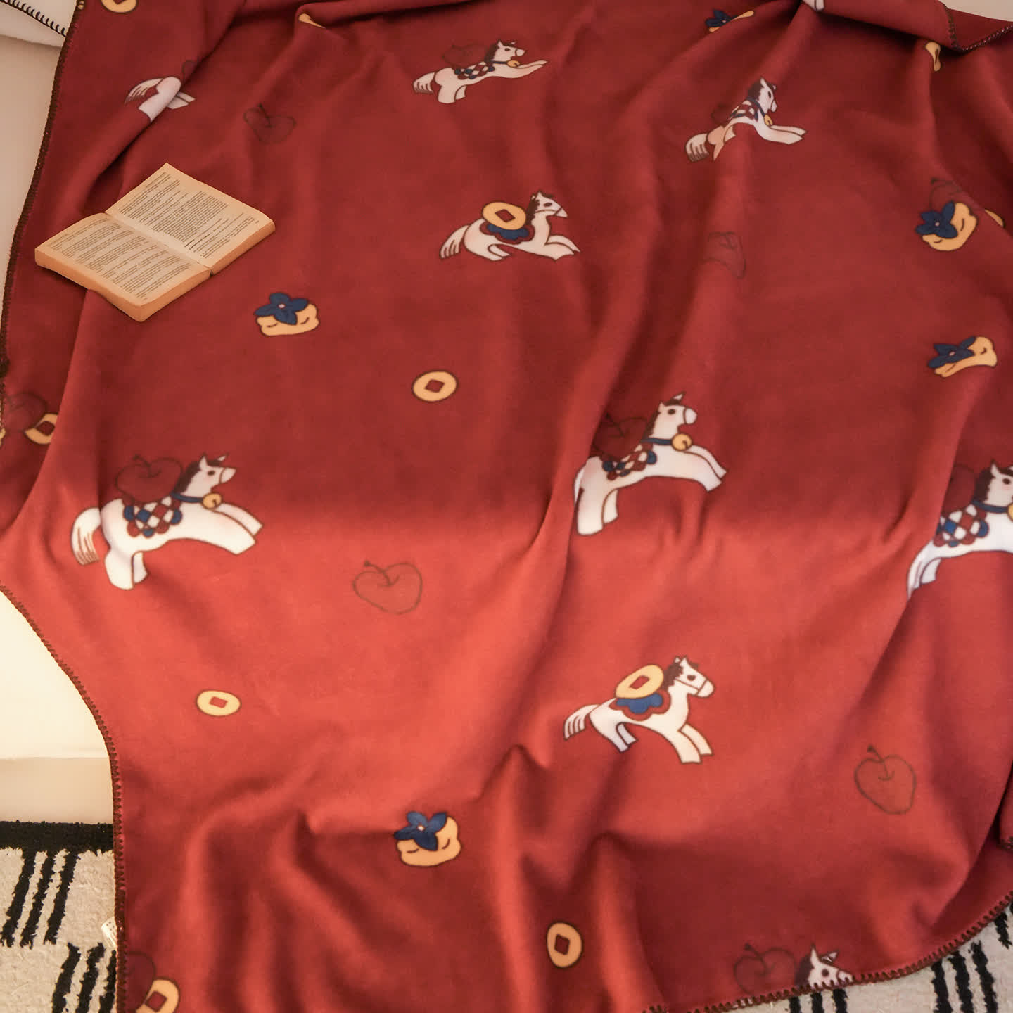 Wendbare Kuscheldecke mit Trojanischem Pferd-Motiv aus Kunstwolle - image 8