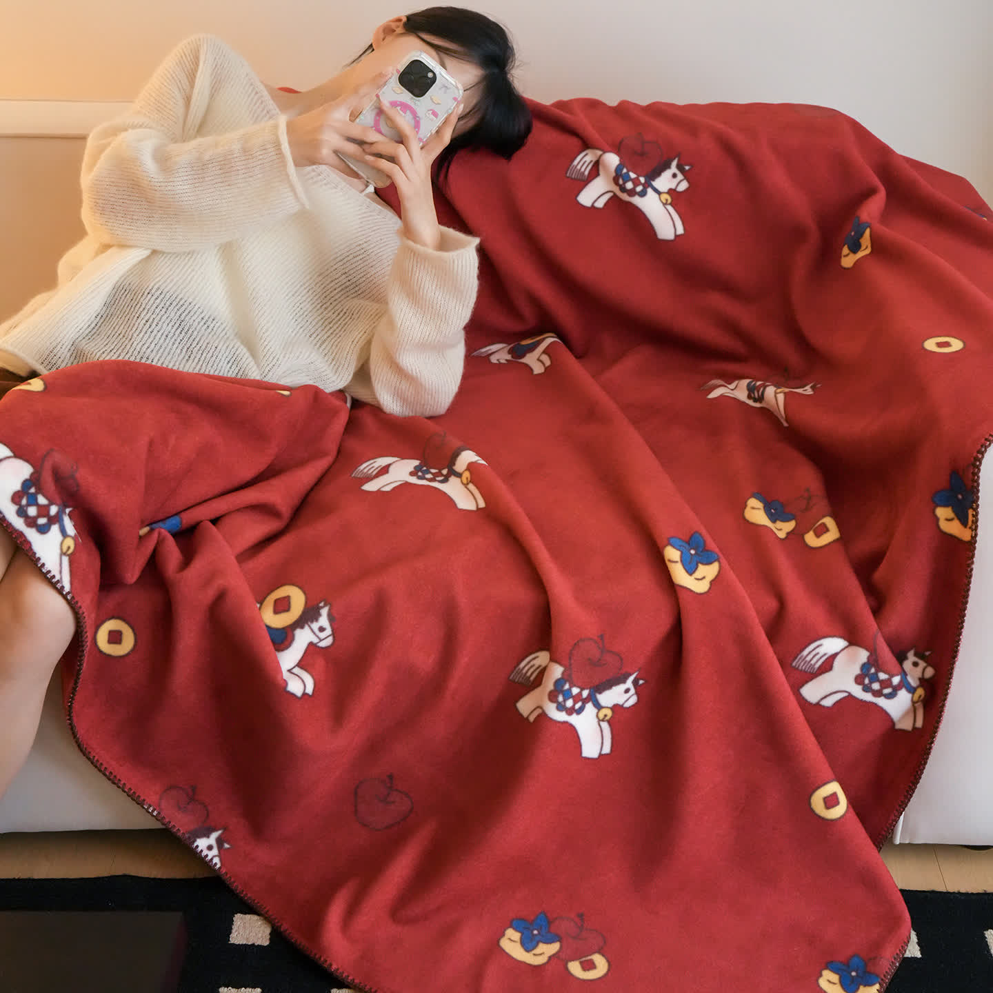 Wendbare Kuscheldecke mit Trojanischem Pferd-Motiv aus Kunstwolle - image 5
