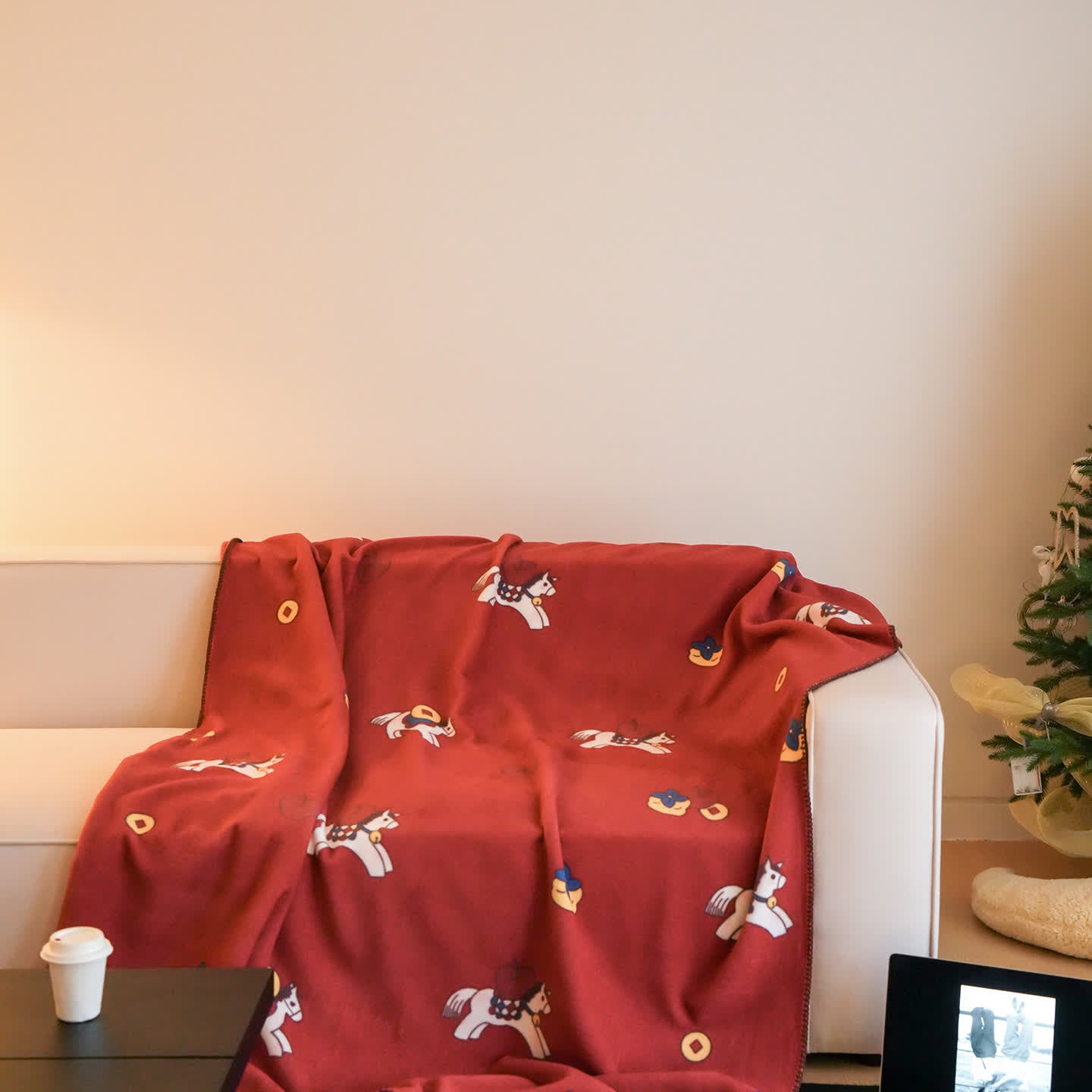 Wendbare Kuscheldecke mit Trojanischem Pferd-Motiv aus Kunstwolle - image 1