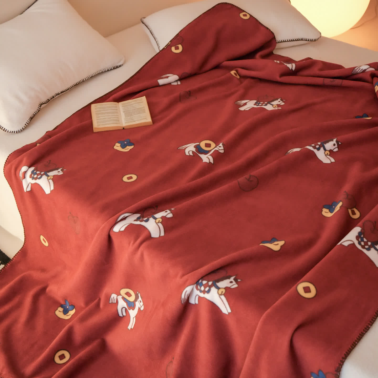 Wendbare Kuscheldecke mit Trojanischem Pferd-Motiv aus Kunstwolle - image 7