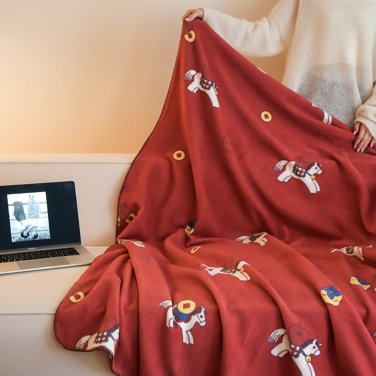 Wendbare Kuscheldecke mit Trojanischem Pferd-Motiv aus Kunstwolle - image 4