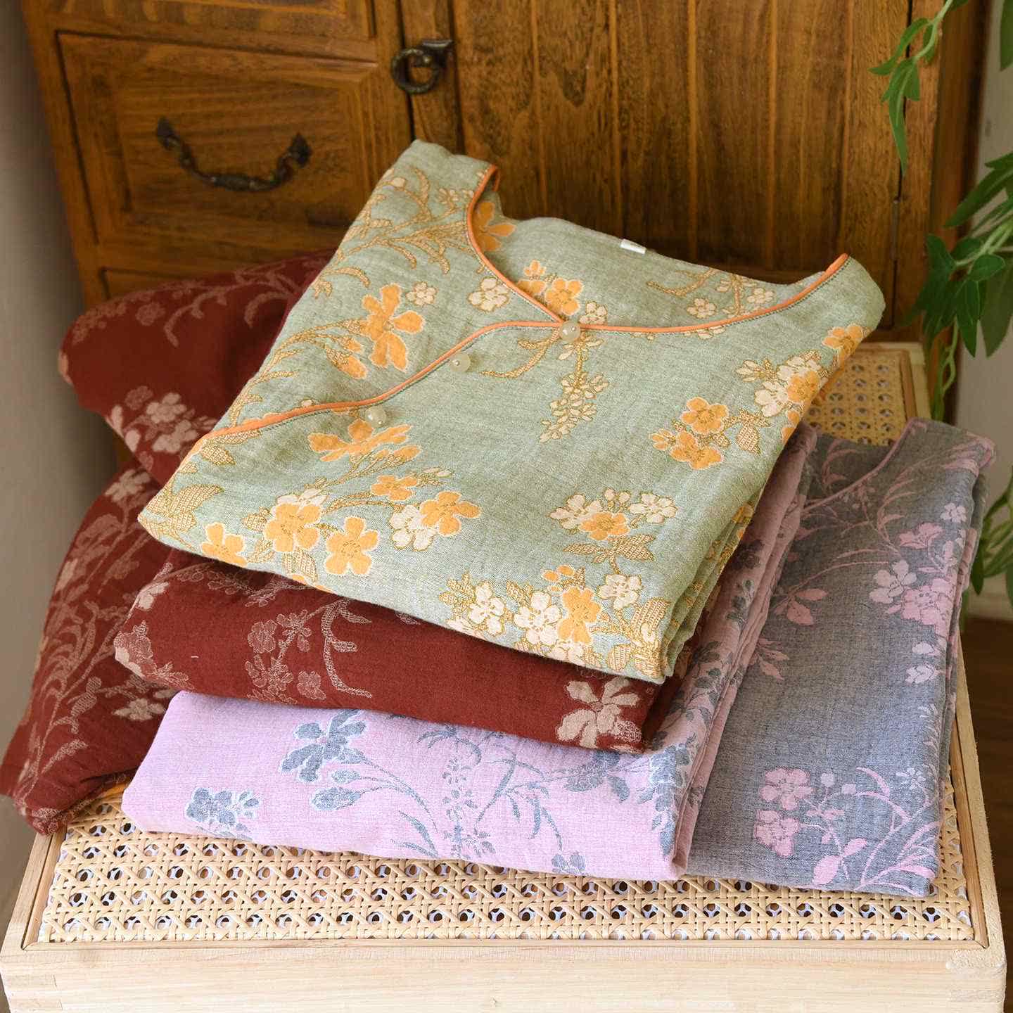 Pyjama aus Baumwollgaze mit Pflaumenblüten-Jacquardmuster - image 1