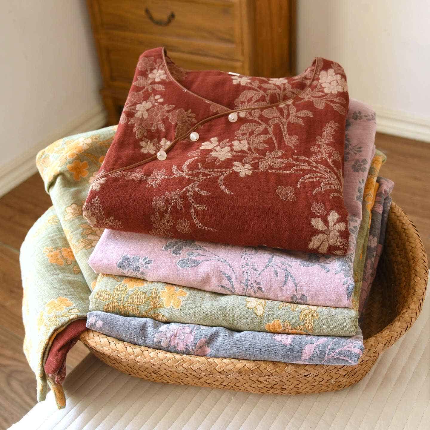 Pyjama aus Baumwollgaze mit Pflaumenblüten-Jacquardmuster - image 2