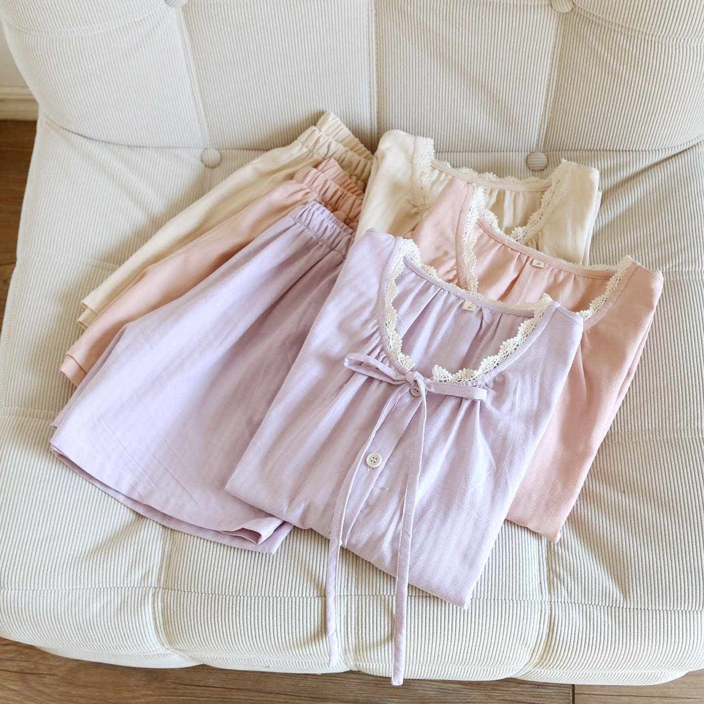 Kurzes Pyjama-Set in Unifarbe mit Spitzenbesatz - image 1