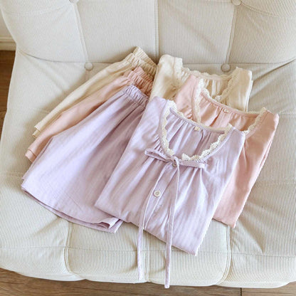 Kurzes Pyjama-Set in Unifarbe mit Spitzenbesatz - image 1