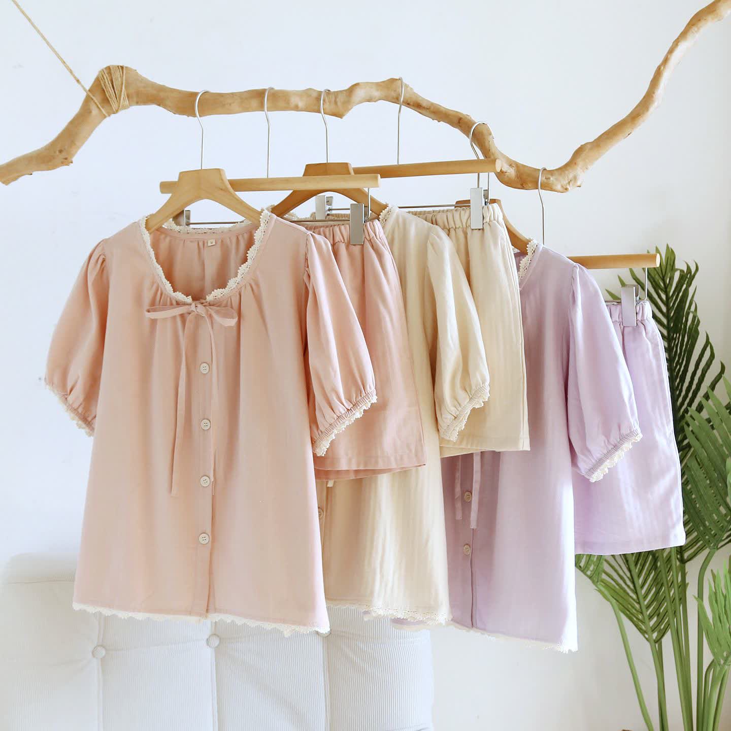 Kurzes Pyjama-Set in Unifarbe mit Spitzenbesatz - image 2