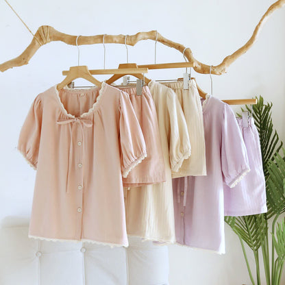Kurzes Pyjama-Set in Unifarbe mit Spitzenbesatz - image 2