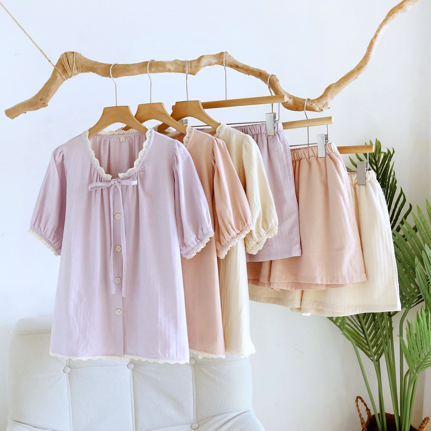 Kurzes Pyjama-Set in Unifarbe mit Spitzenbesatz - image 0
