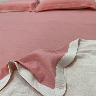 Tagesdecke aus Baumwolldoppelgaze mit dezentem Punktmuster - Rosa & Weiß - 2 Kissenbezüge - 48cm x 74cm - image 0