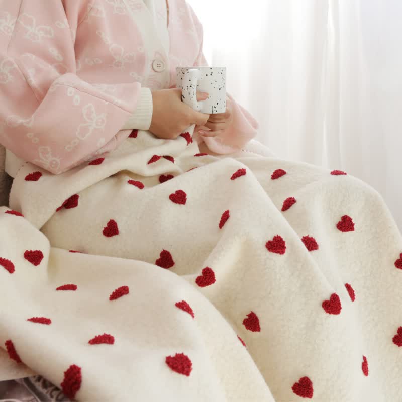 Herzförmige Kuscheldecke mit Pompons - image 6