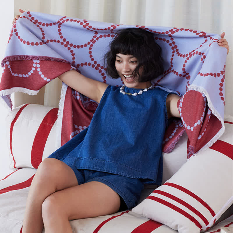 Wendbare Kuscheldecke mit Kreismuster und Quasten - image 7
