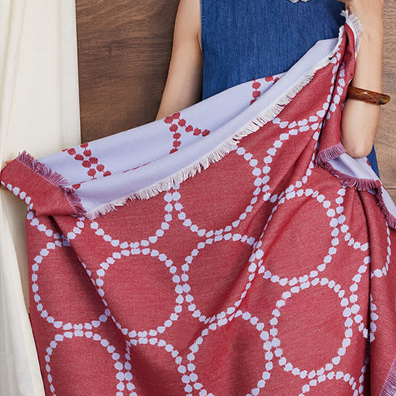 Wendbare Kuscheldecke mit Kreismuster und Quasten - image 5