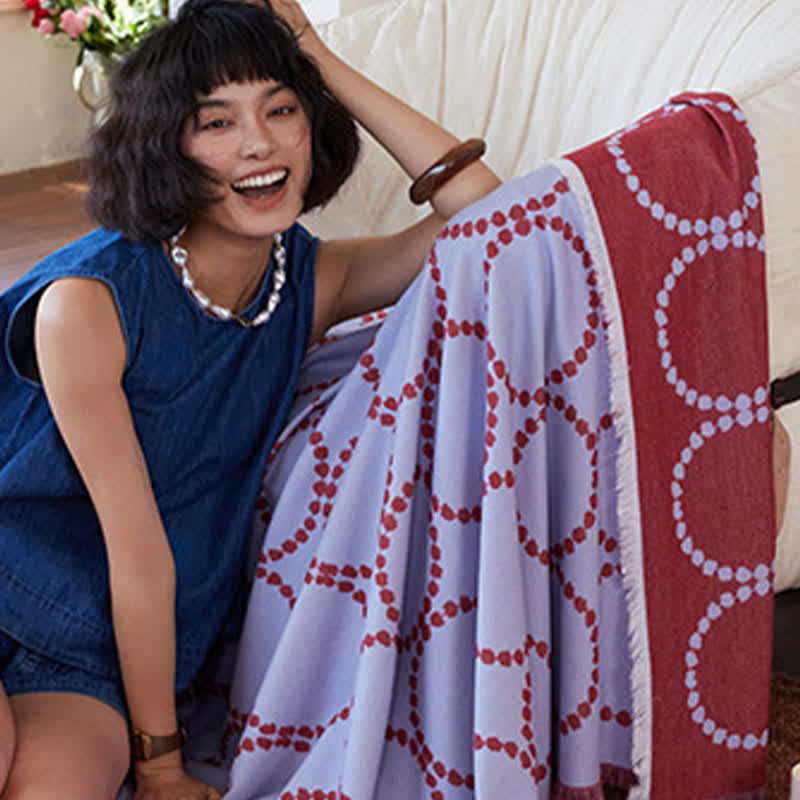 Wendbare Kuscheldecke mit Kreismuster und Quasten - image 9