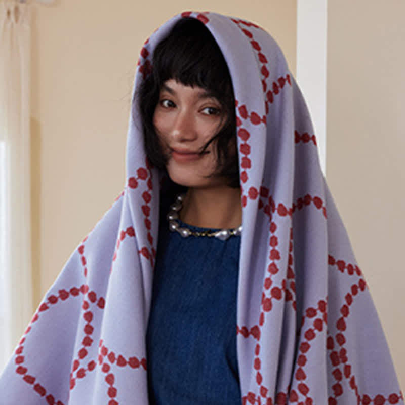 Wendbare Kuscheldecke mit Kreismuster und Quasten - image 13