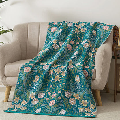 Badetuch aus Baumwollgaze mit botanischem Blumen- und Blättermuster - image 1