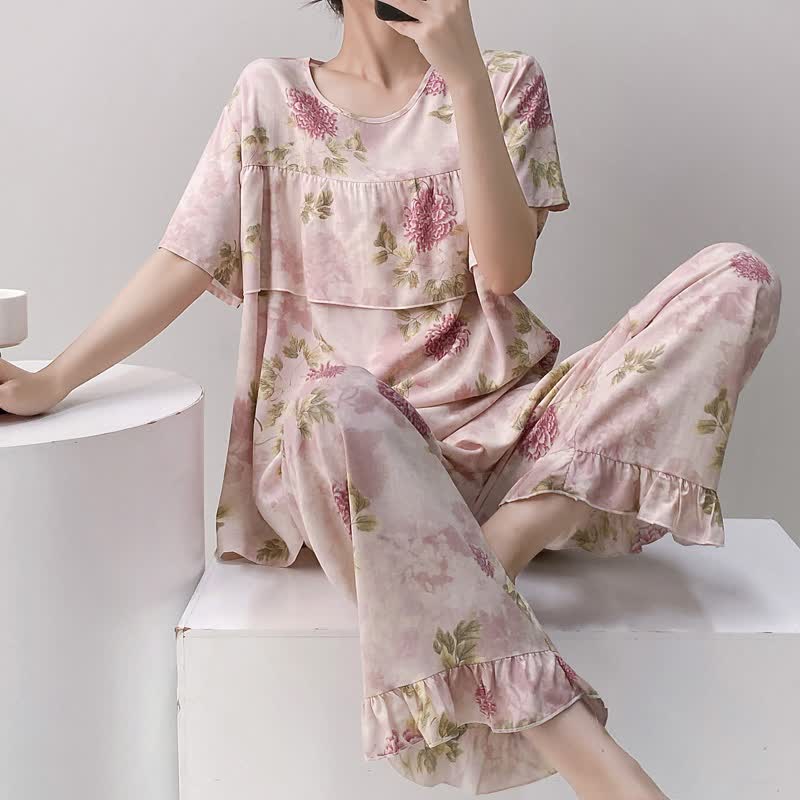 Rundhals-Pyjama-Set in Rosa mit Chrysanthemenmuster - image 1