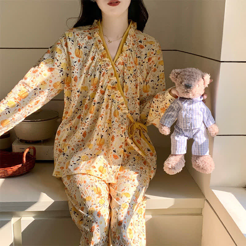 Gelber Pyjama-Set mit Rüschenkragen und Blumenmuster - image 1