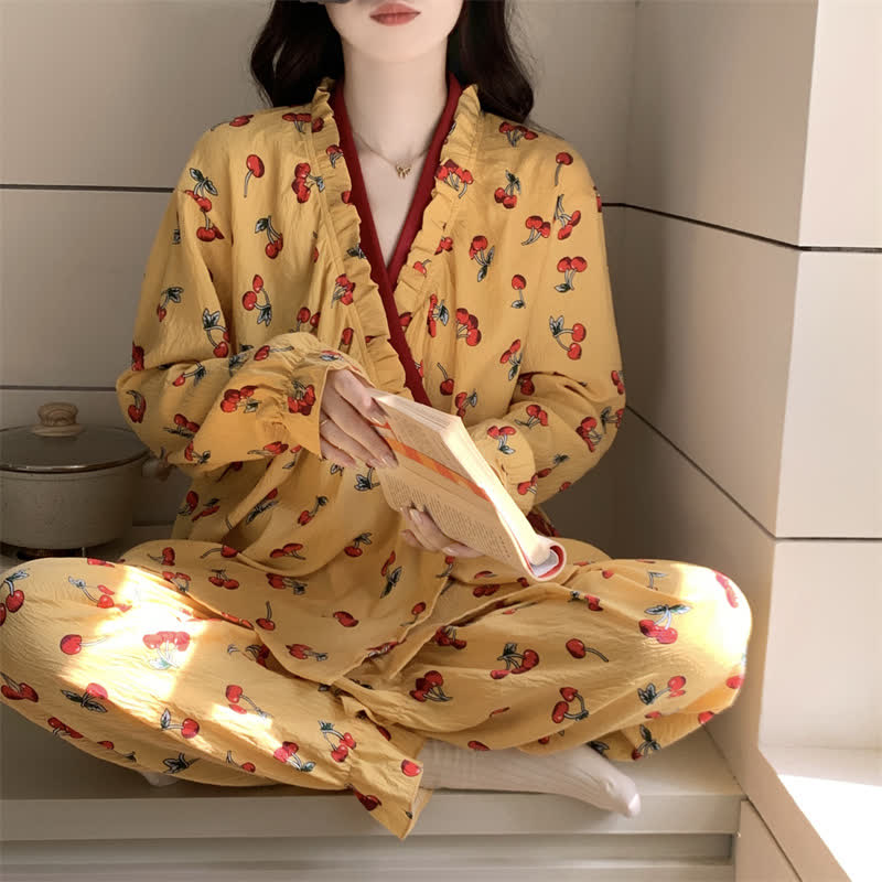 Pyjama-Set mit Rüschenkragen und Kirschmuster - image 1