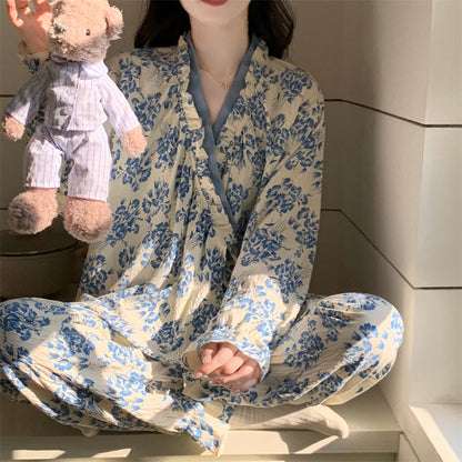 Blauer Pyjama-Set mit Rüschenkragen und Blumenmuster - image 1