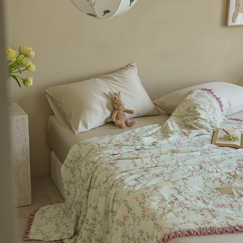 Sommer-Steppdecke mit Blumen- und Hasenmotiv und Rüschenbesatz - Beige - 200cm x 230cm - image 0