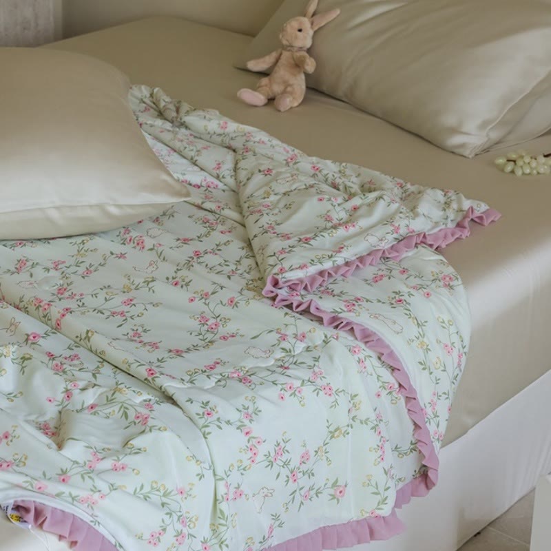 Sommer-Steppdecke mit Blumen- und Hasenmotiv und Rüschenbesatz - image 3