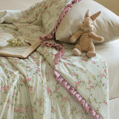 Sommer-Steppdecke mit Blumen- und Hasenmotiv und Rüschenbesatz - image 4
