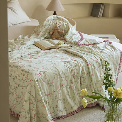 Sommer-Steppdecke mit Blumen- und Hasenmotiv und Rüschenbesatz - image 2