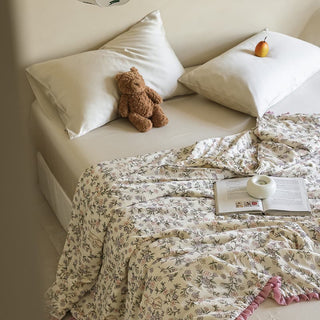 Rustikale Sommerdecke mit Rüschen, Blumenmuster und Hasenmotiv - Beige - 200cm x 230cm - image 0