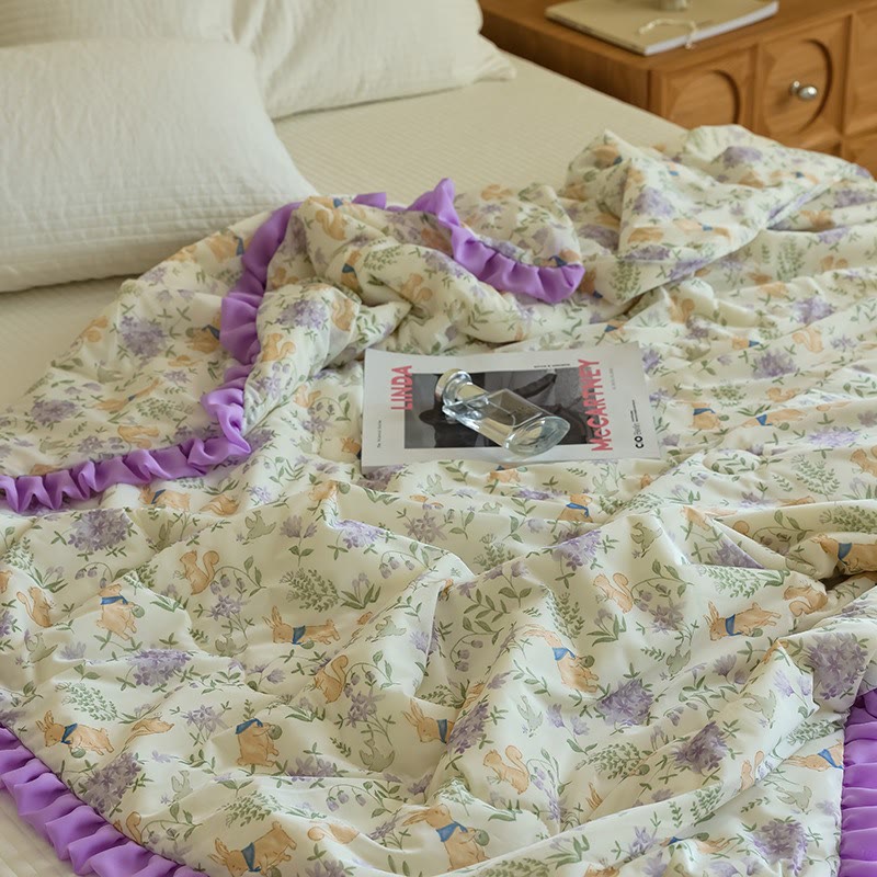 Sommer-Steppdecke mit Rüschen, lila Blumenmuster und Hasenmotiv - image 2