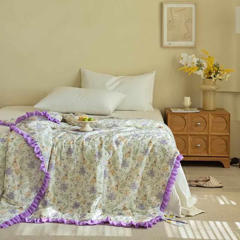 Sommer-Steppdecke mit Rüschen, lila Blumenmuster und Hasenmotiv - image 1