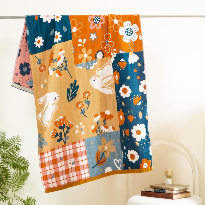 Badetuch aus Baumwollgaze mit Hasen- und Blumenmuster - Mehrfarbig - 75 cm x 150 cm - image 0