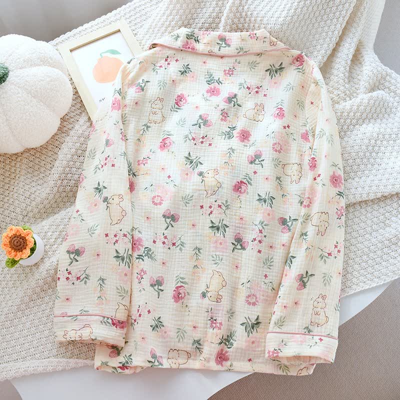 Pyjamaoberteil aus Baumwollgaze mit Blumen- und Hasenmuster - image 1