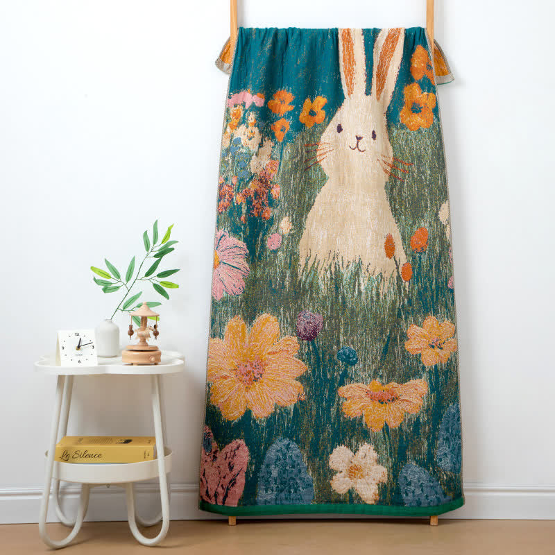 Märchenhaftes Badetuch aus Baumwollgaze mit Hasenmotiv und Blumenmuster - Mehrfarbig - 80 cm x 160 cm - image 0