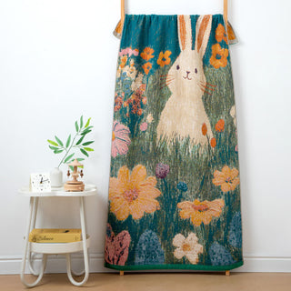 Märchenhaftes Badetuch aus Baumwollgaze mit Hasenmotiv und Blumenmuster - Mehrfarbig - 80 cm x 160 cm - image 0