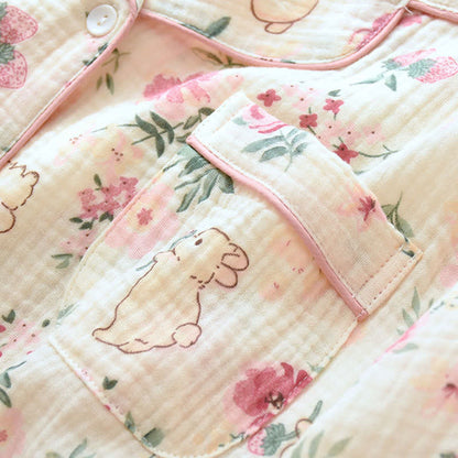 Pyjamaoberteil aus Baumwollgaze mit Blumen- und Hasenmuster - image 4