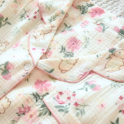 Pyjamaoberteil aus Baumwollgaze mit Blumen- und Hasenmuster - image 3