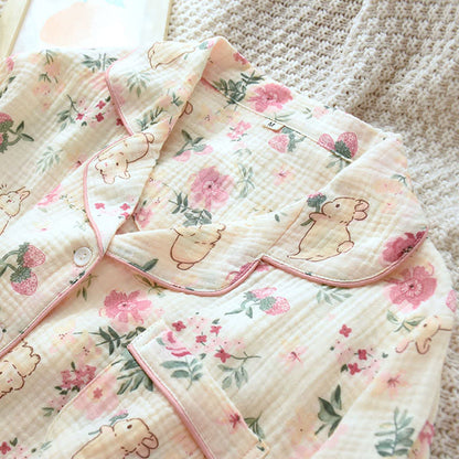 Pyjamaoberteil aus Baumwollgaze mit Blumen- und Hasenmuster - image 2
