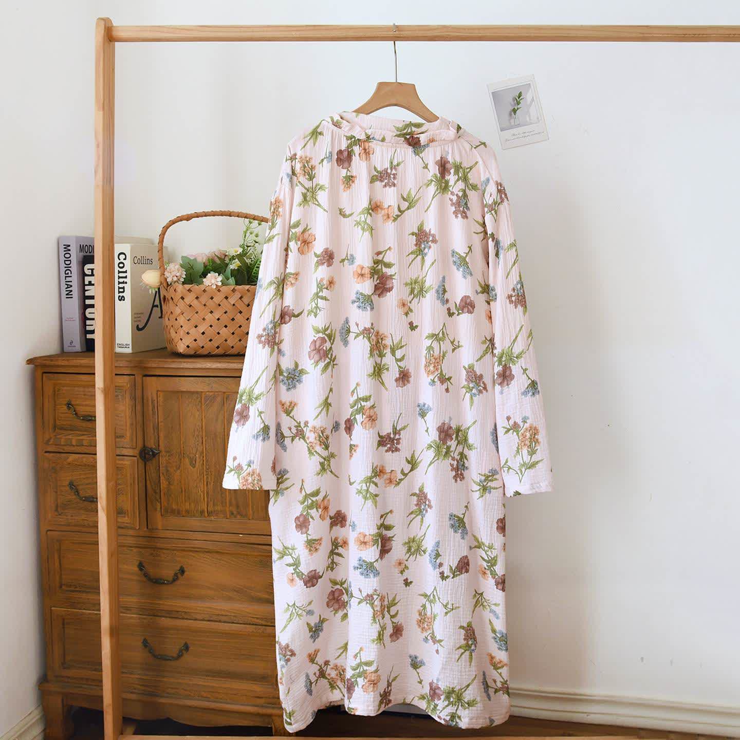 Morgenmantel aus Baumwollgaze mit Blumenmuster und Rüschenkragen - image 2